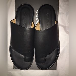 Avellini NWT black leather sandal